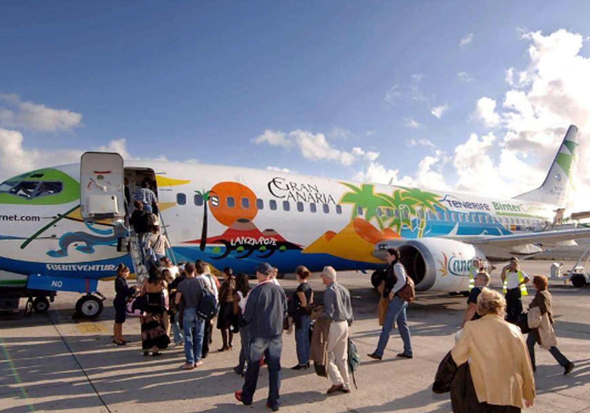 Pasajeros entran en un avión de Binter en el aeropuerto de Gran Canaria