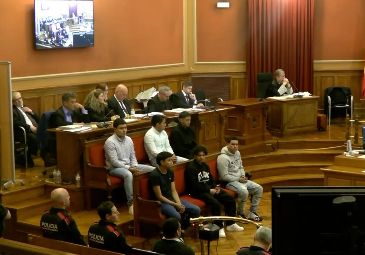Los acusados, durante el juicio por el apuñalamiento mortal ante la discoteca Brisas de Barcelona