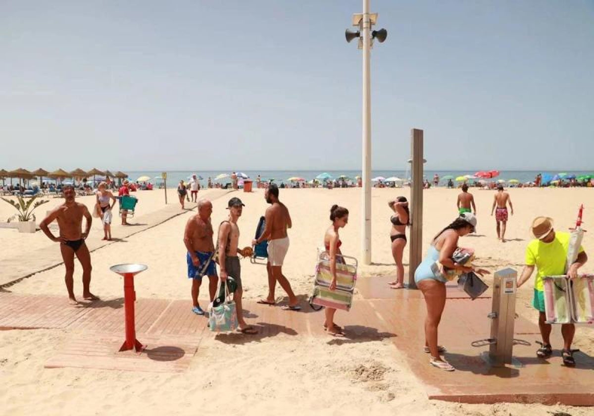 Duchas en las playas de Cádiz