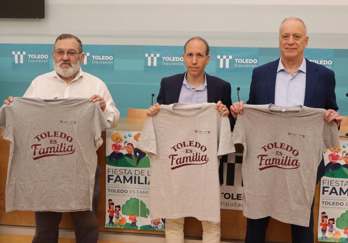 El vicepresidente Daniel Arias, flanqueado por José Luis Rufo y Eduardo Galicia, presidente y gerente de Atfan