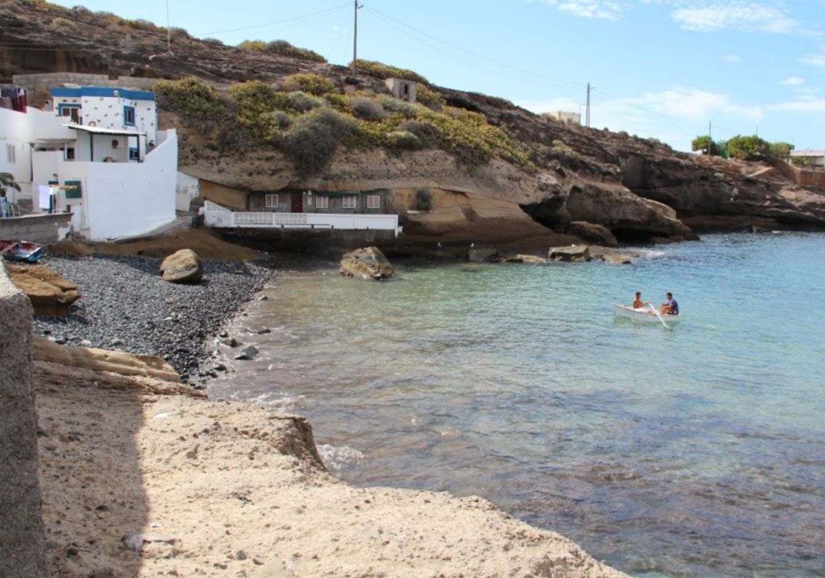 Barcas en la playa del Puertito en foto de archivo