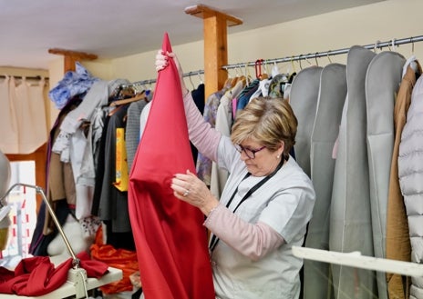 Imagen secundaria 1 - Sobre estas líneas, Luisa Peral, Mabel en el taller vallisoletano 'El dedal de Castilla' y detalle de uno de los trabajos realizados por Rosa López