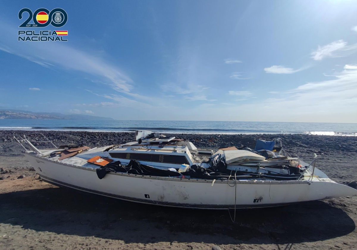 El velero naufragó en la playa del Socorro, lo que permitió la detención del sospechoso mientras trataba de huir