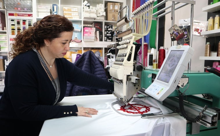 Imagen principal - Sobre estas líneas, Luisa Peral, Mabel en el taller vallisoletano 'El dedal de Castilla' y detalle de uno de los trabajos realizados por Rosa López