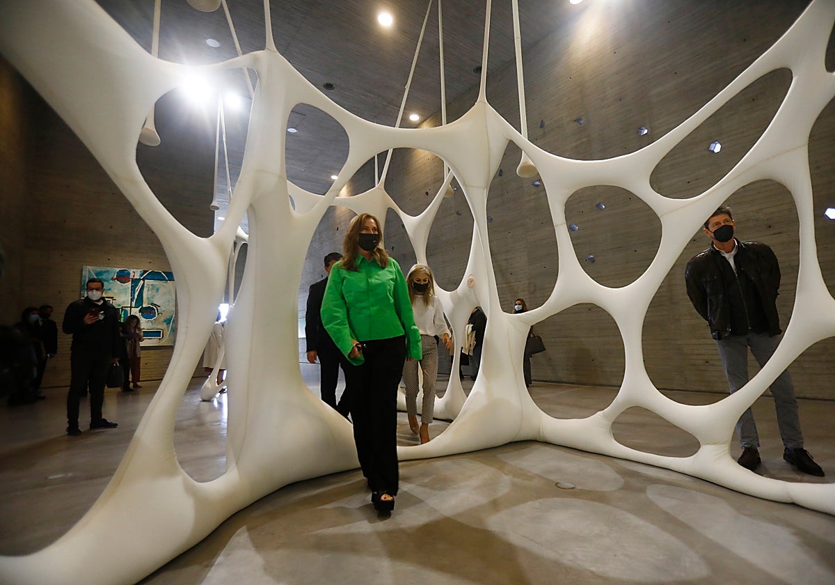 Francesca Thyssen-Bornemisza en una de las instalaciones de la primera exposición 'Futuros abundantes'