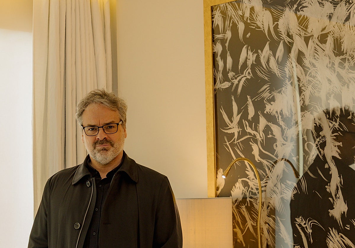 El artista Fernando Prats junto a una de sus obras de la serie «Pintura de pájaros para una habitación privada» para las 88 habitaciones del hotel The One Barcelona