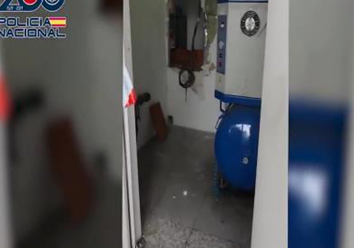 El agujero que hizo el ladrón para acceder a la gasolinera