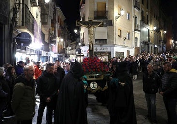 Reclusos de Ocaña portan por vez primera al Cristo de la Misericordia y Soledad de los Pobres en Toledo