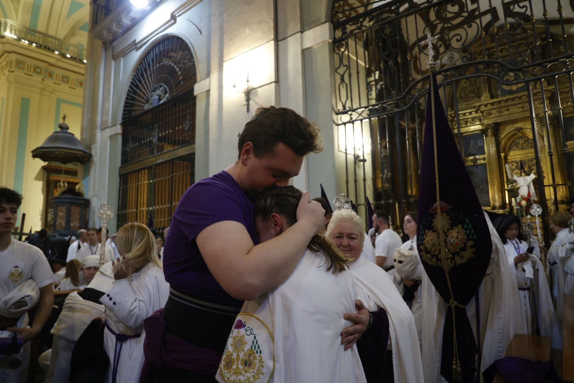 Una chica llora tras la suspensión de la procesión.