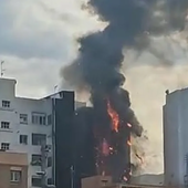 Un aparatoso incendio devora parte de un edificio de Castellón
