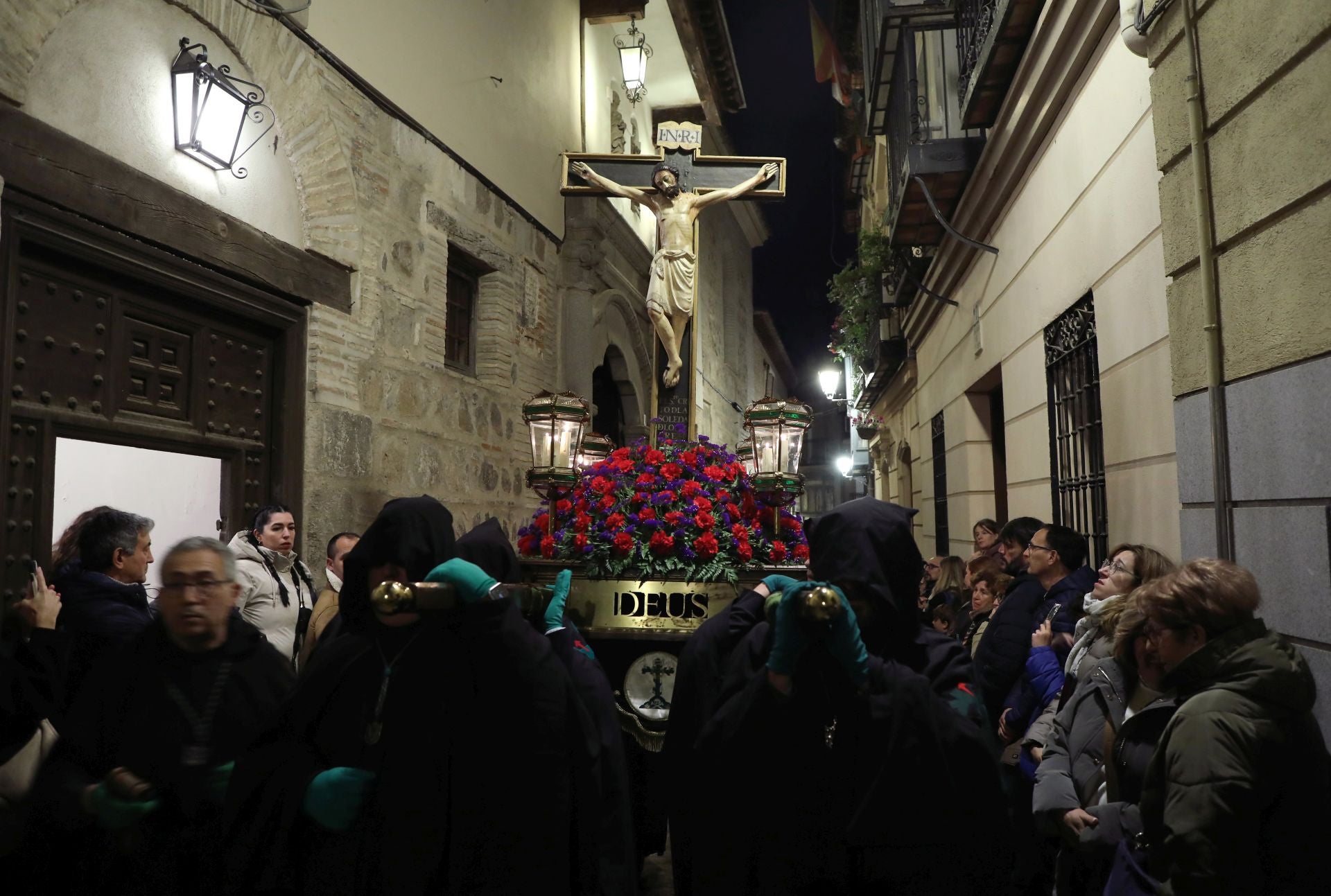 Las imágenes del Cristo de la Misericordia y Soledad de los Pobres por las calles de Toledo