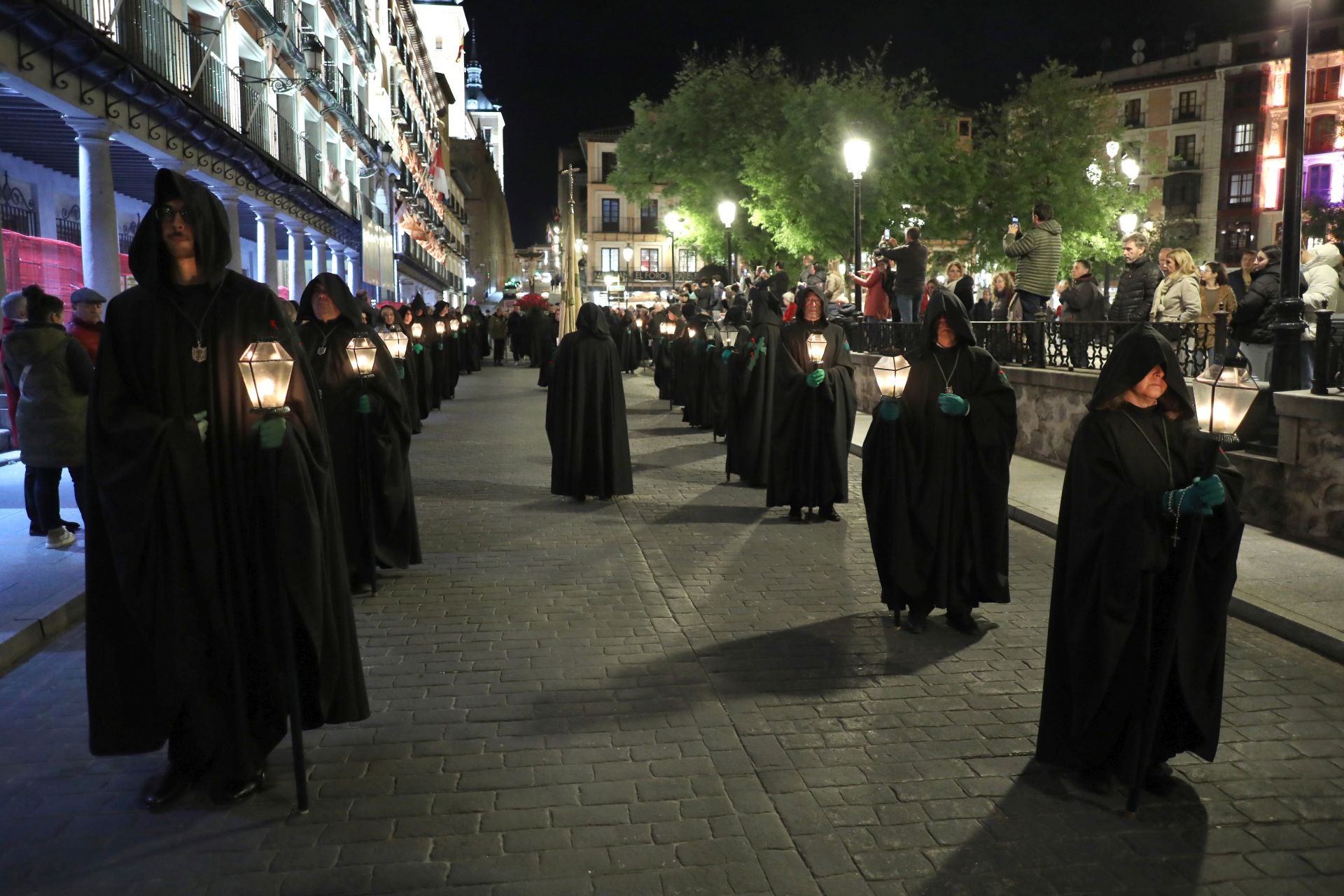 Las imágenes del Cristo de la Misericordia y Soledad de los Pobres por las calles de Toledo