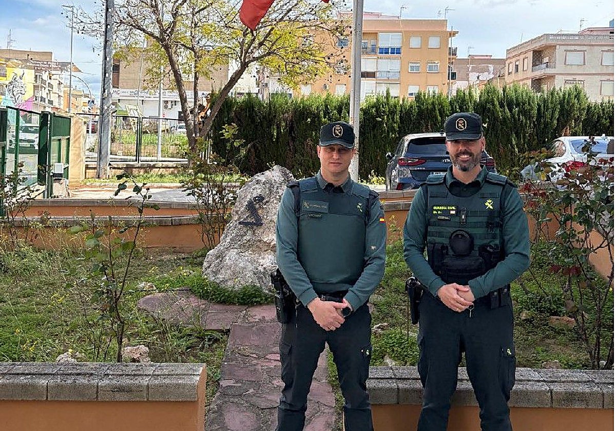 Agentes de la Guardia Civil que salvaron la vida de un bebé en Valencia antes de morir ahogado