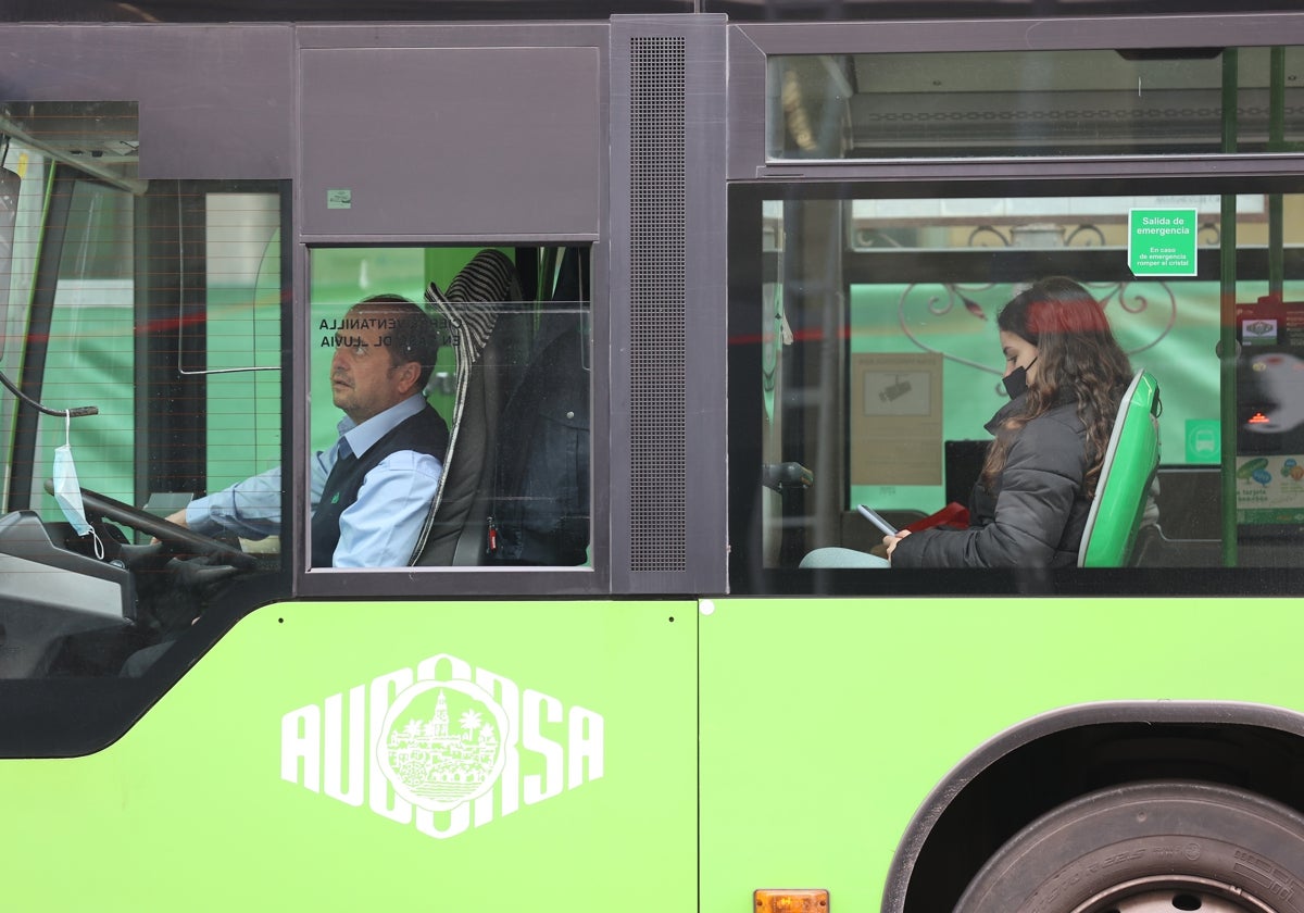 Un autobús de Aucorsa durante su trayecto