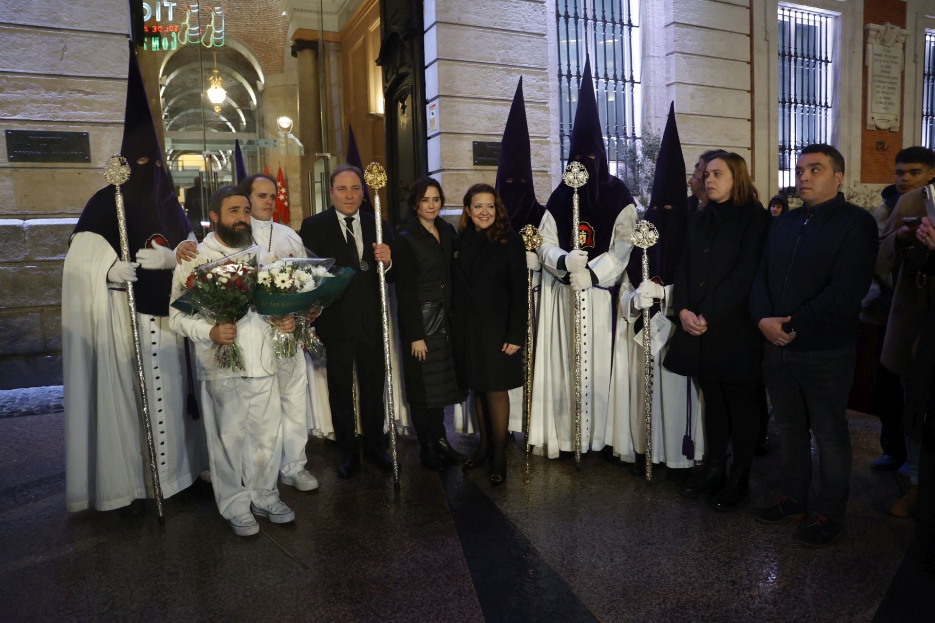 Los hermanos de Los Gitanos, junto a Isabel Díaz Ayuso.