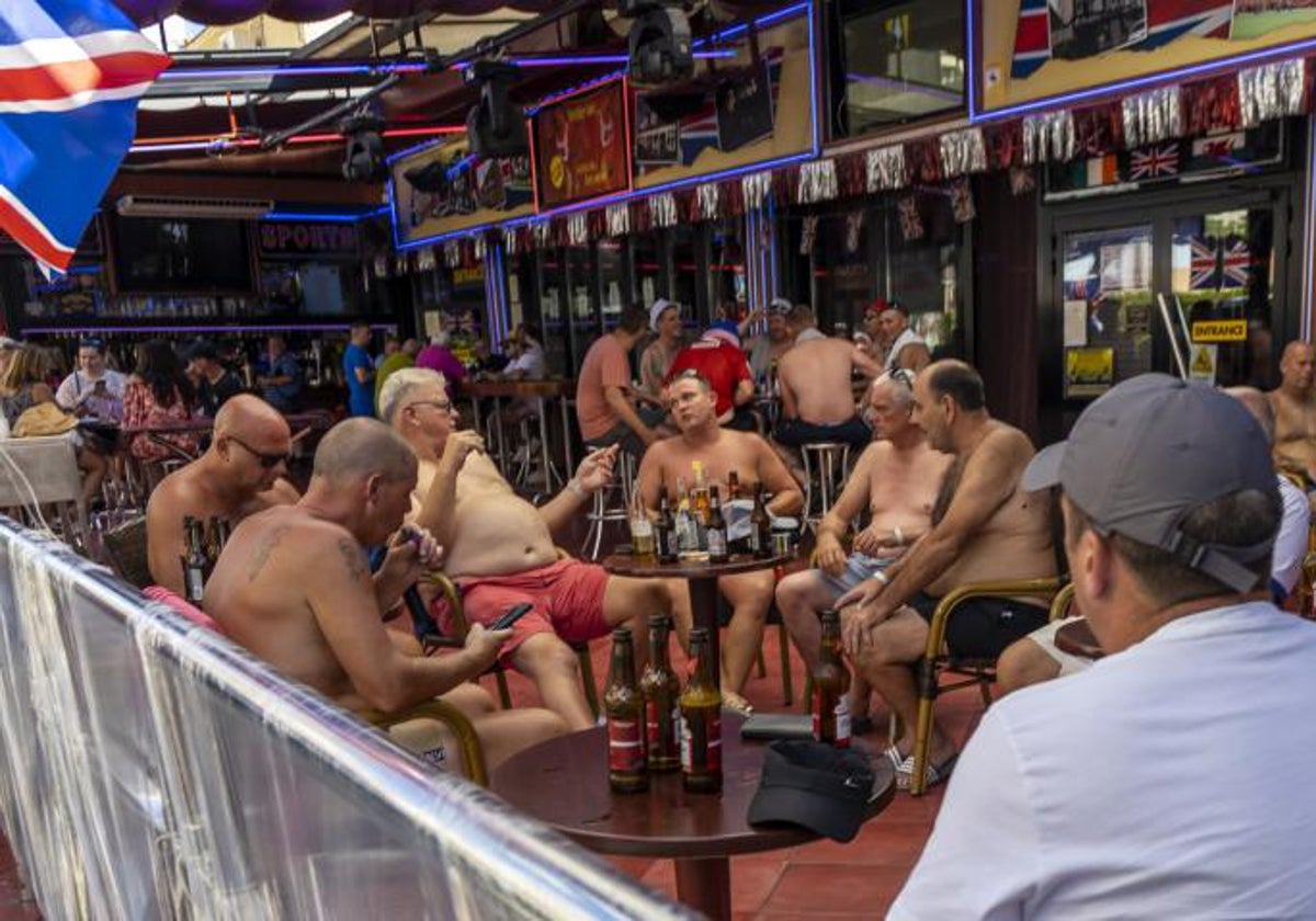 Imagen de archivo de turistas ingleses en Benidorm