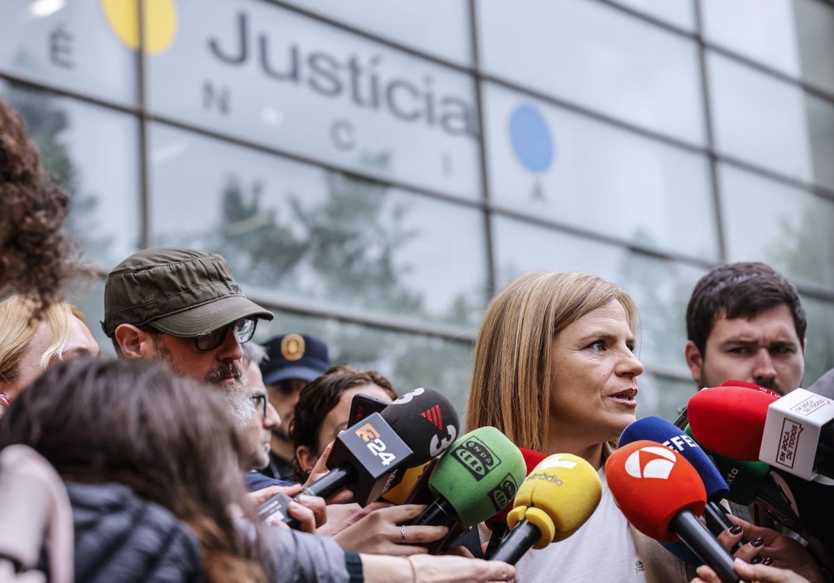 Imagen de archivo de Pilar Bernabé atendiendo a los medios