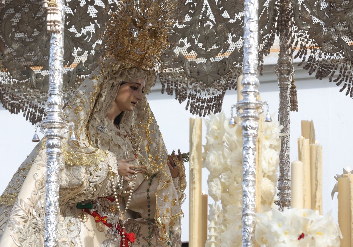 La Virgen de la Paz y Esperanza, en su paso de palio