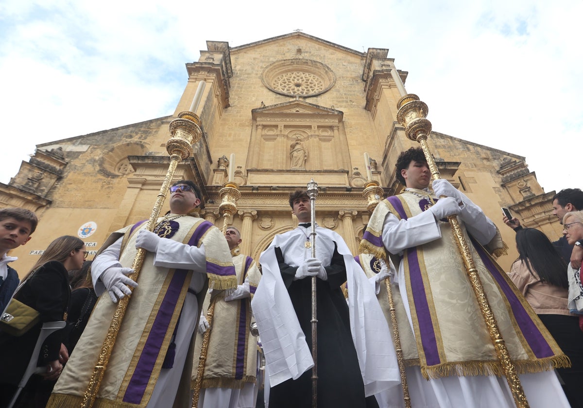 Acólitos en la salida de la hermandad de la Misericordia