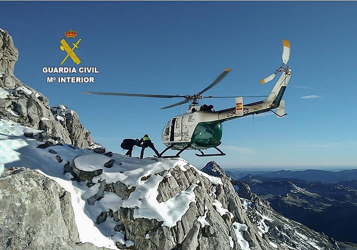 GREIM y helicóptero de la Guardia Civil en un rescate