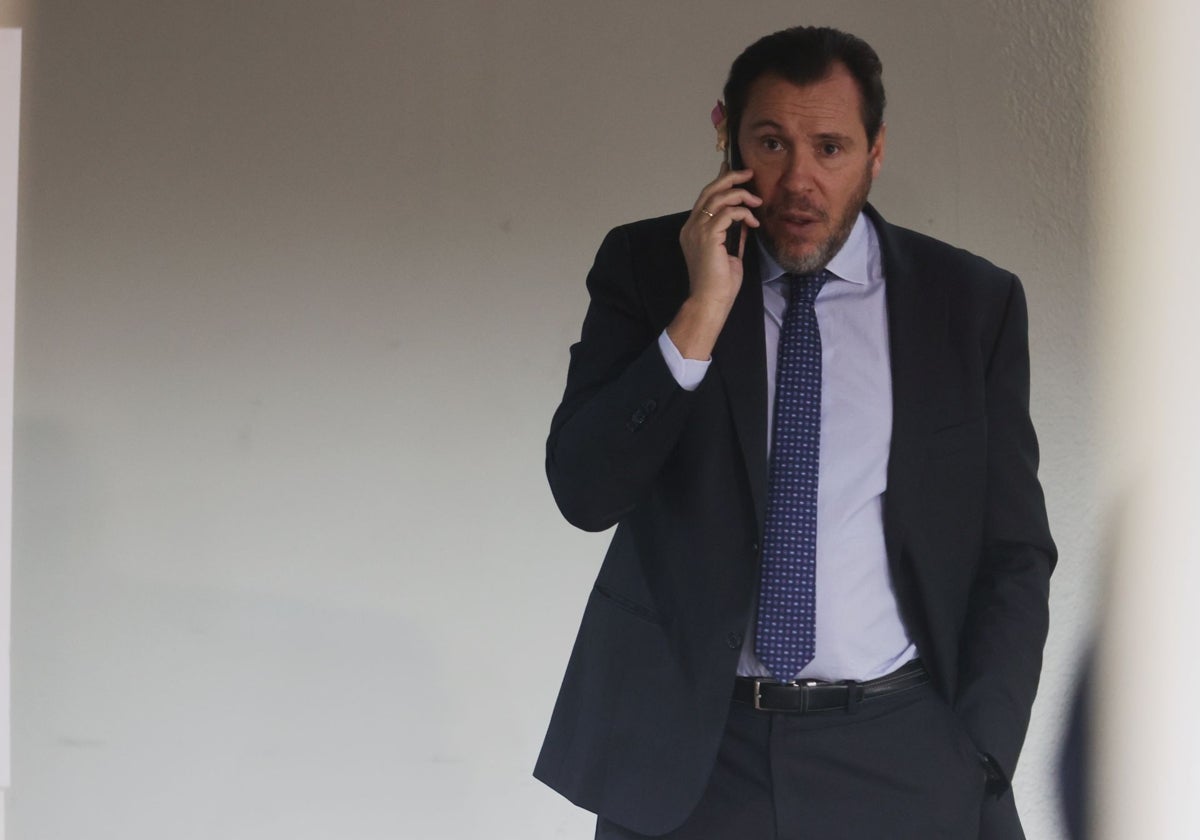 El ministro de Transportes, Óscar Puente, habla por teléfono en una imagen de archivo
