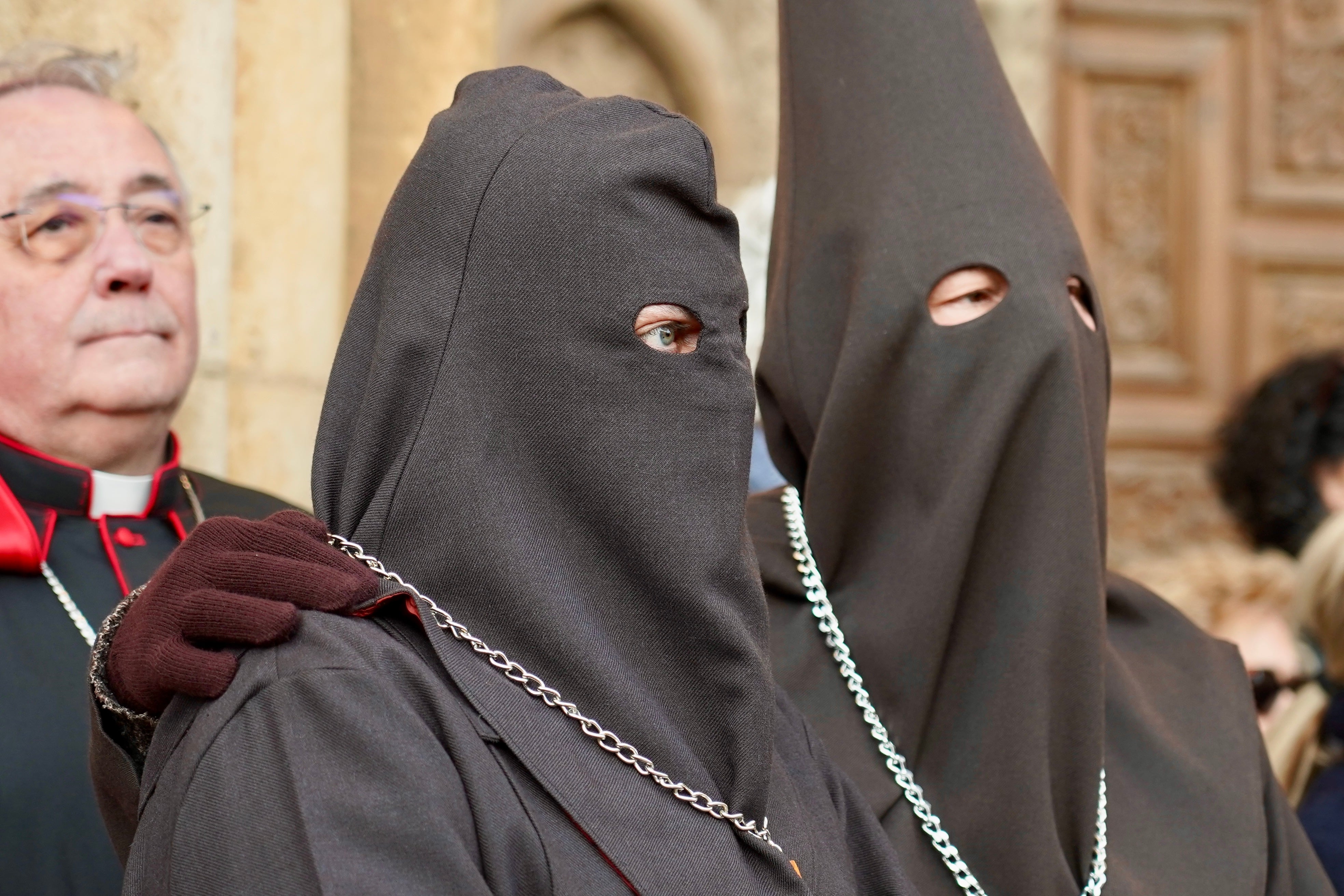 Cofrades durante el desfile del Perdón en León