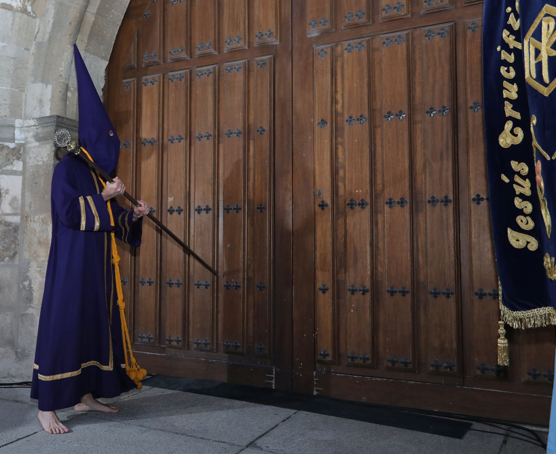 En la Iglesia de San Miguel, se celebra el acto del Prendimiento; un hermano nazareno golpea tres veces la puerta del templo, alternando con el característico ‘tararú’ y a continuación sale el Cristo de Medinaceli