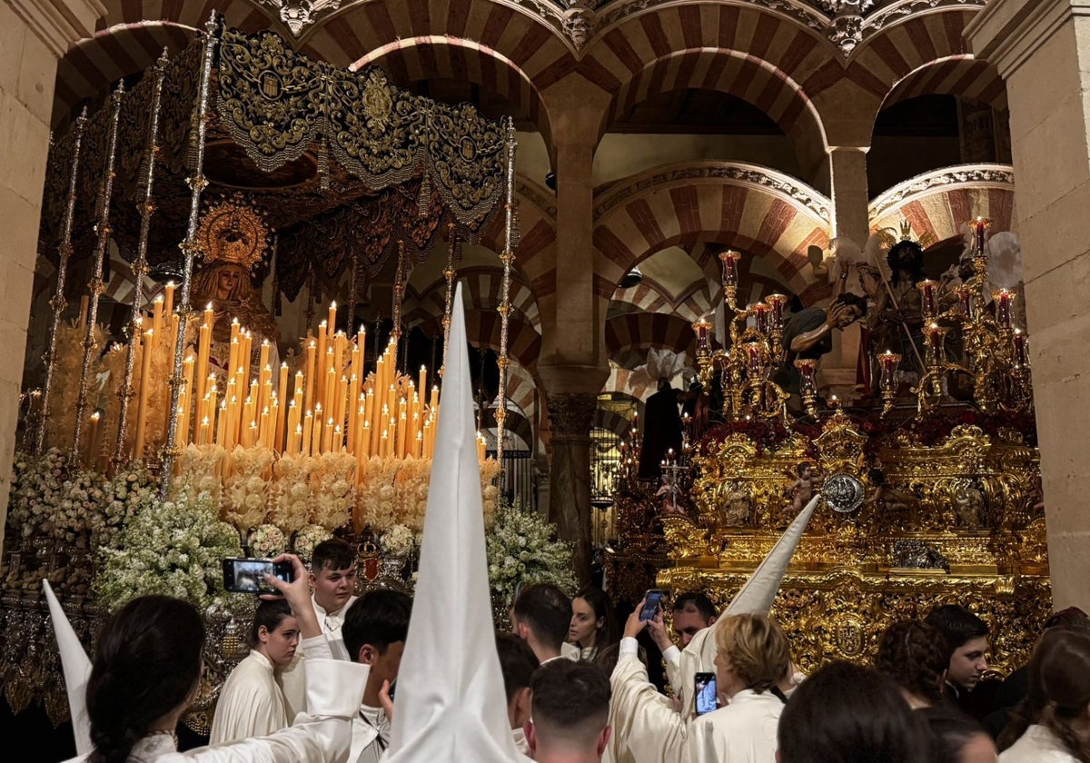 Los titulares de la Merced, en la Catedral, tras suspenderse su estación de penitencia