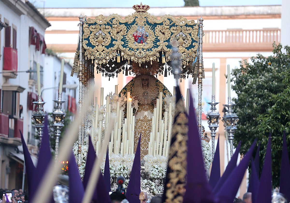 La Virgen de La Trinidad, a su salida del templo