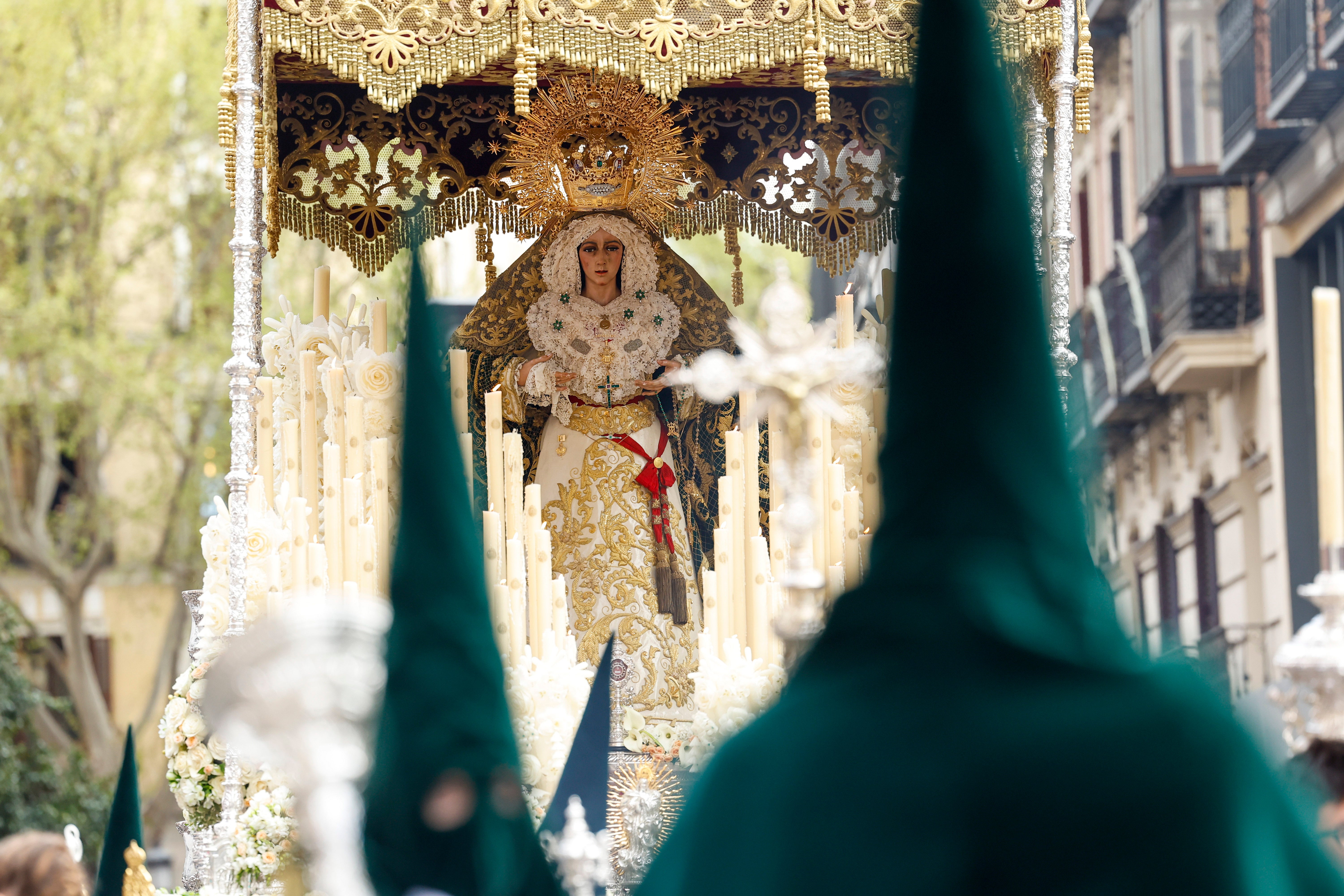 La imagen de la María Santísima de la Esperanza Macarena en las calles de Madrid