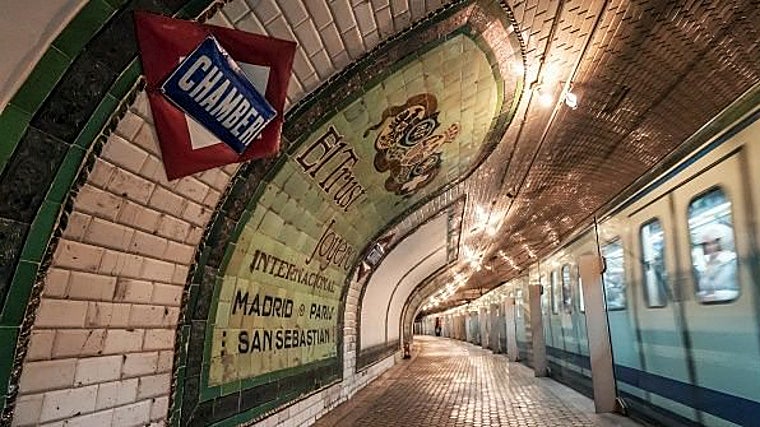 La estación de Metro fantasma de Chamberí aún conserva la cartelería típica de los años 60