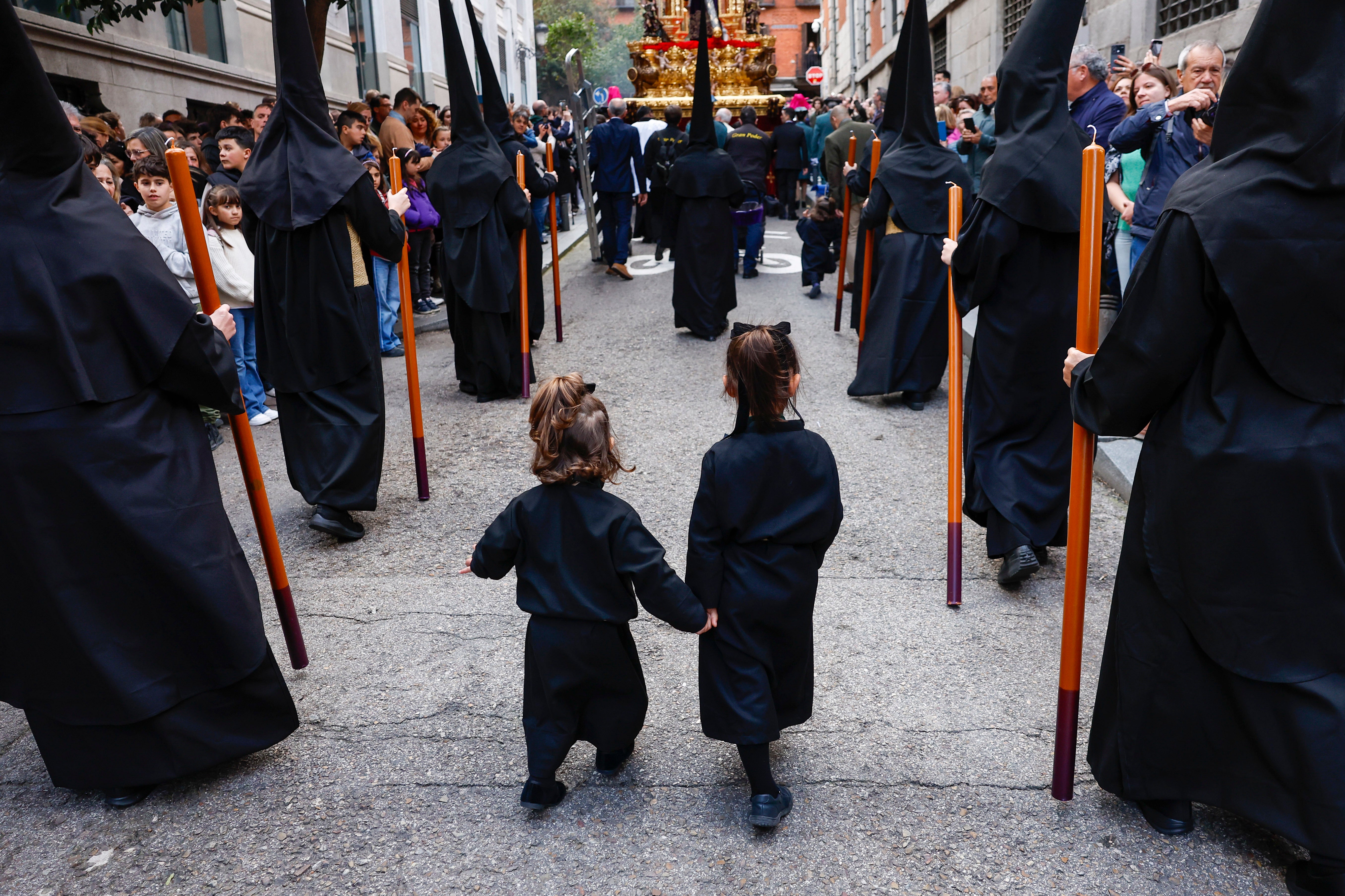 Los más pequeños también viven la Semana Santa madrileña desde dentro de las procesiones