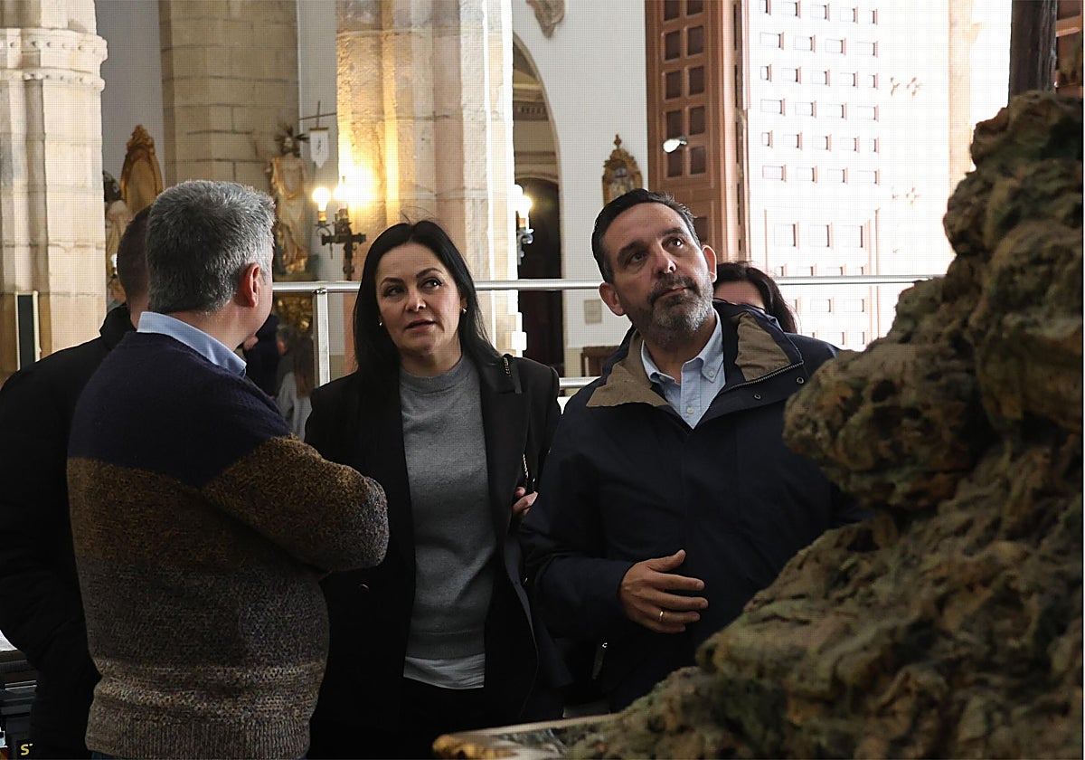 Romera, en el templo parroquial de Corral de Almaguer, junta a la alcaldesa