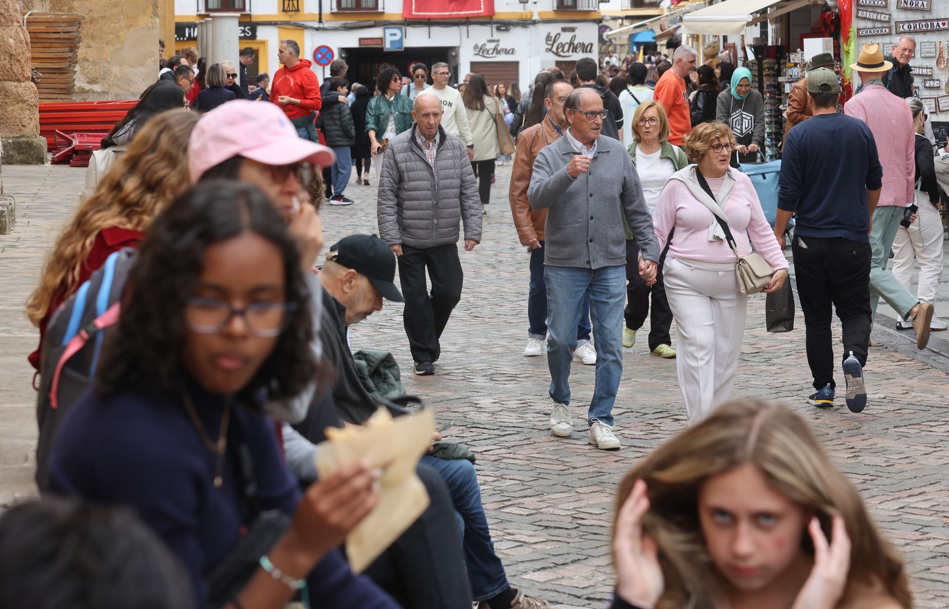 El ambiente del turismo este Jueves Santo en Córdoba, en imágenes