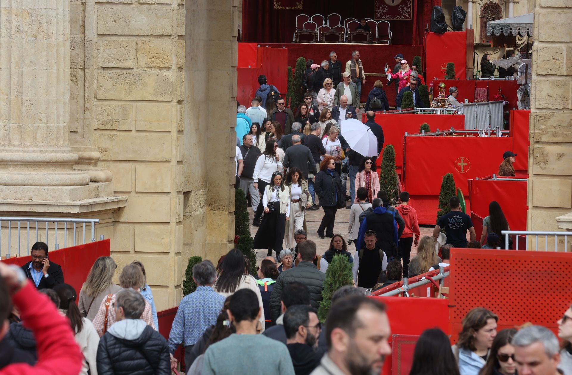 El ambiente del turismo este Jueves Santo en Córdoba, en imágenes