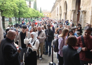 Turistas en la Semana Santa de Córdoba: «Esperábamos mucha gente, pero no un ambiente hasta este punto»