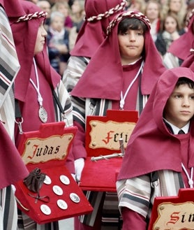 Imagen secundaria 2 - Sobre estas líneas, Procesión del Cristo de la Luz en Valladolid, Procesión de la Hermandad del Cristo del Amor y de la Paz en Salamanca con las imágenes del Santísimo Cristo del Amor y la Paz y de María Nuestra Madre y Procesión de la Sagrada Cena organizada por la Hermandad Sacramental de Santa Marta y de la Sagrada Cena en León