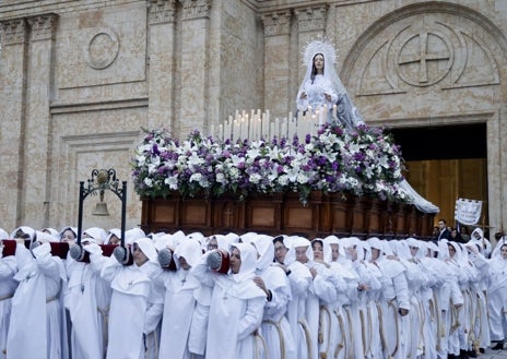 Imagen secundaria 1 - Sobre estas líneas, Procesión del Cristo de la Luz en Valladolid, Procesión de la Hermandad del Cristo del Amor y de la Paz en Salamanca con las imágenes del Santísimo Cristo del Amor y la Paz y de María Nuestra Madre y Procesión de la Sagrada Cena organizada por la Hermandad Sacramental de Santa Marta y de la Sagrada Cena en León