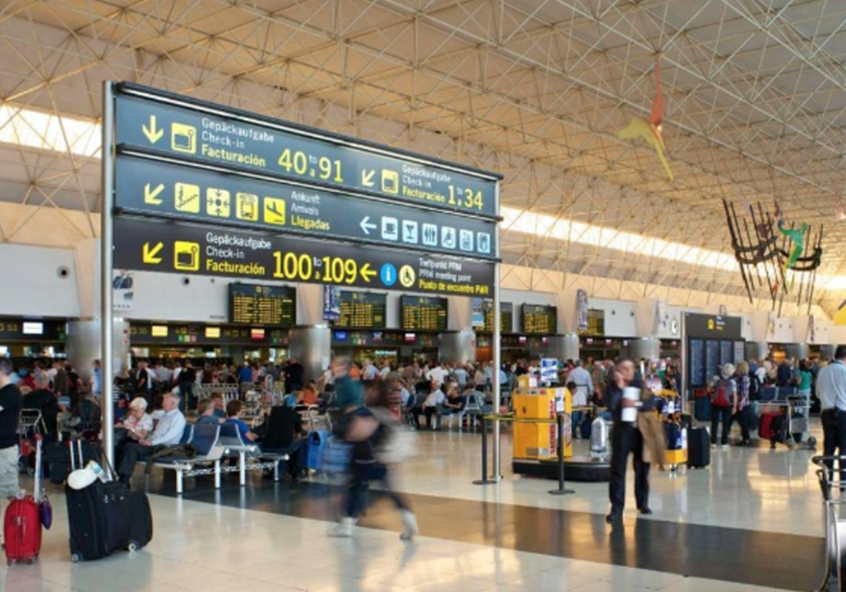 Trasiego de pasajeros en la zona de salidas del aeropuerto de Gran Canaria