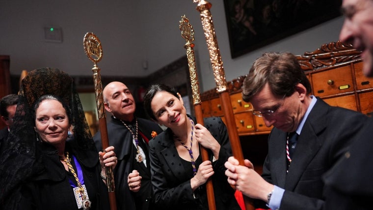 Isabel Díaz Ayuso recibió la Medalla de Esclava de Honor de la Archicofradía de Jesús de Medinaceli. En la imagen, junto a José Luis Martínez-Almeida