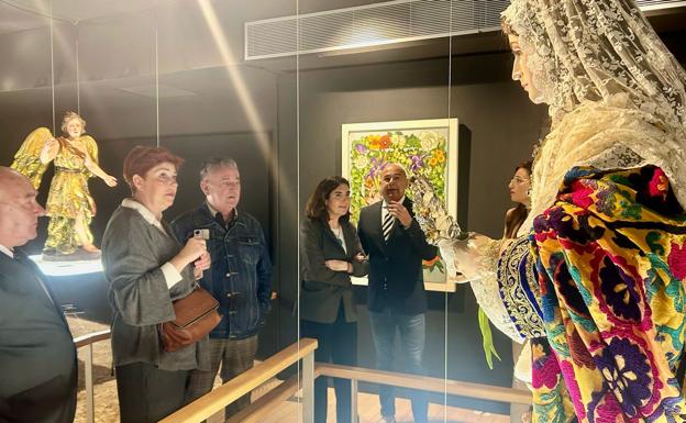 La consejera de Empleo, rocío Blanco, en la exposición sobre arte sacro en el Castillo de San Jorge de Sevilla