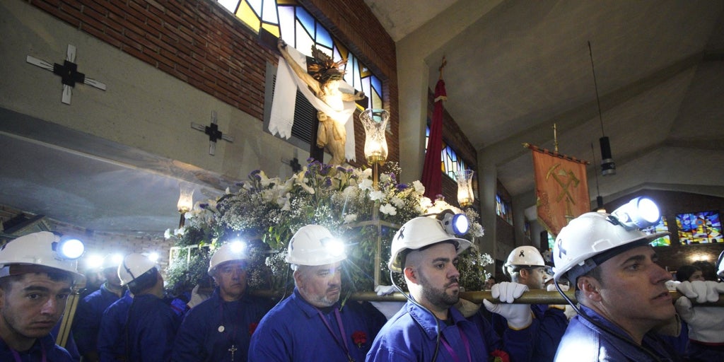 Emotivo recuerdo en la procesión del Cristo de los Mineros a los cinco fallecidos en Cerredo