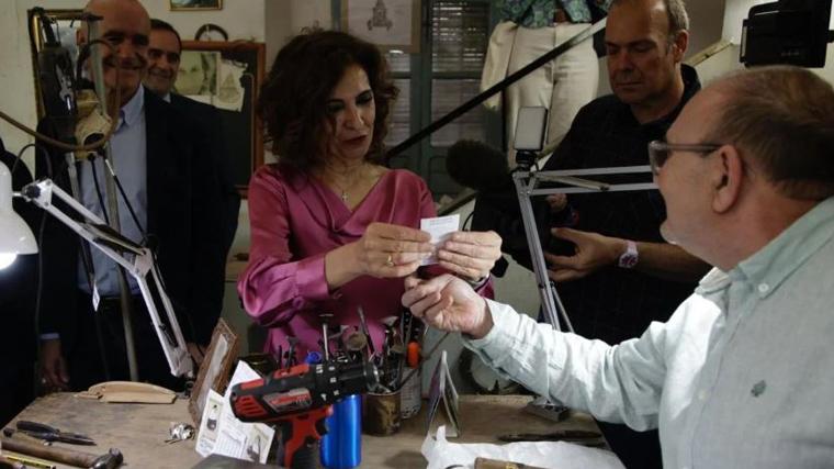 Montero, durante su visita a los talleres de la asociación gremial de Sevilla, en abril de 2024