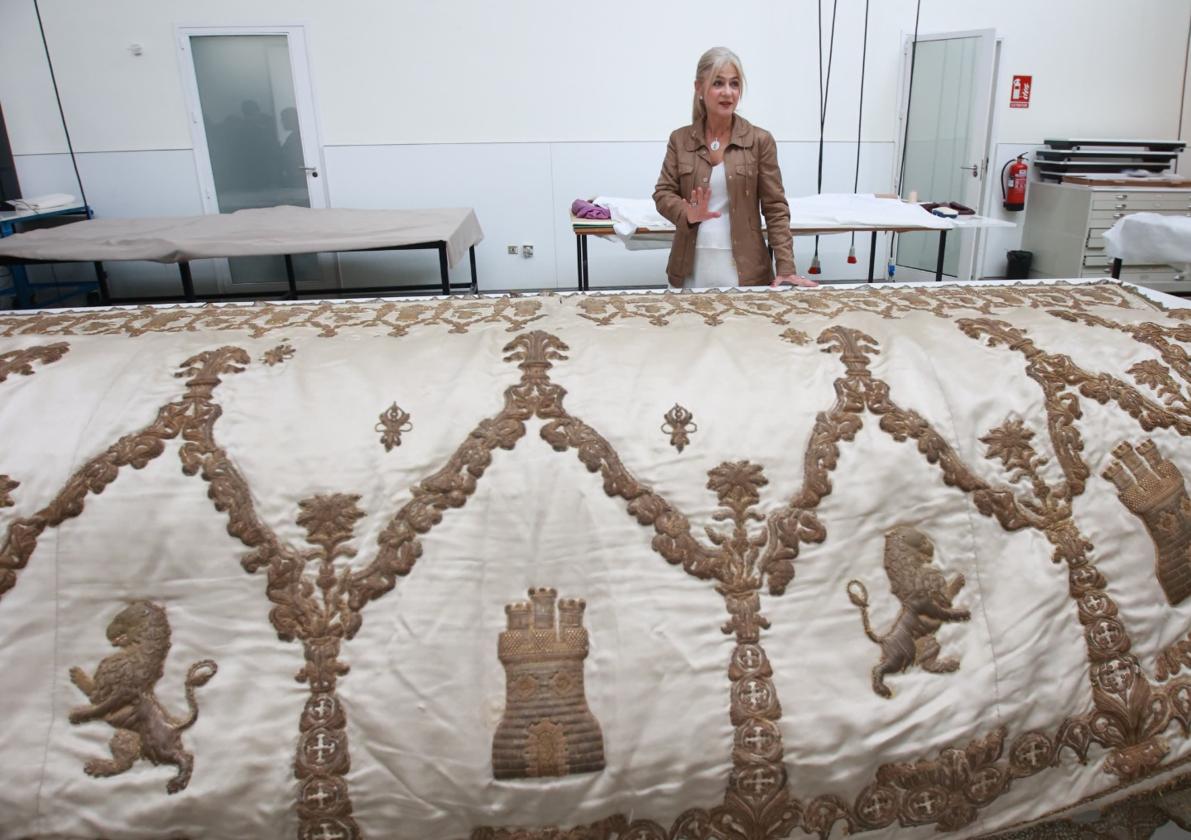 La Consejera de Cultura, Patricia del Pozo, en el taller de restauración de tejidos del IAPH