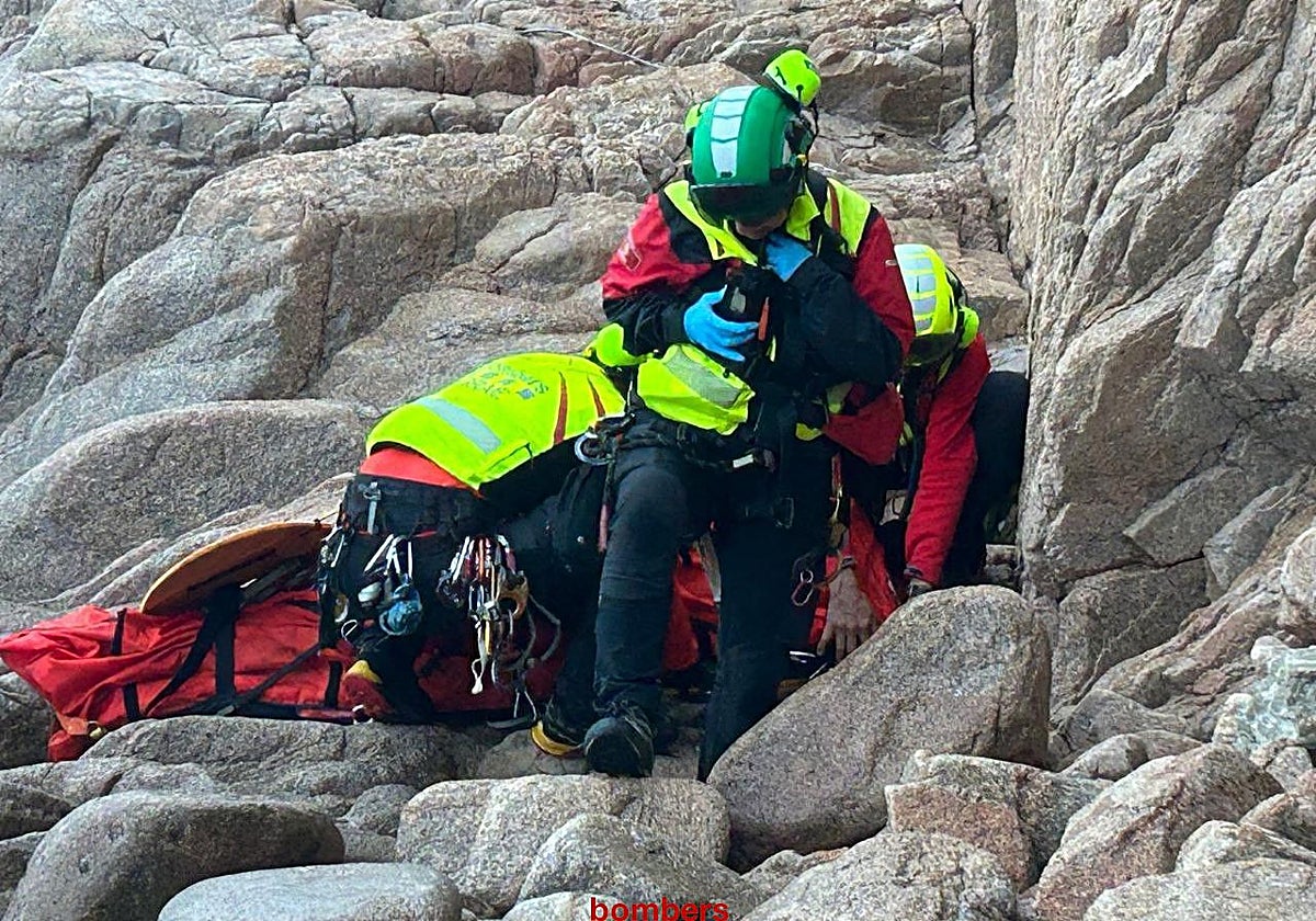 Efectivos de emergencias, durante un rescate de montaña, en una imagen de archivo