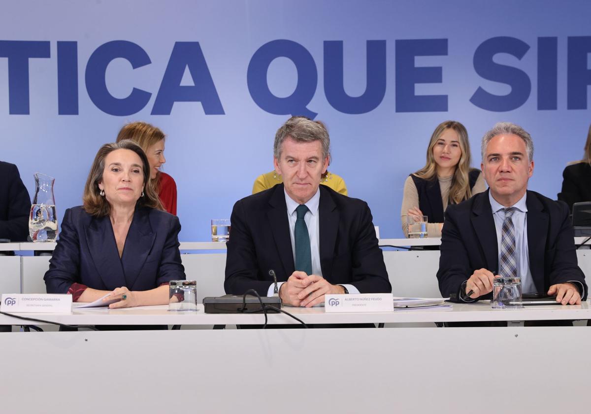 Cuca Gamarra, Alberto Núñez Feijóo y Elías Bendodo, en una imagen de archivo