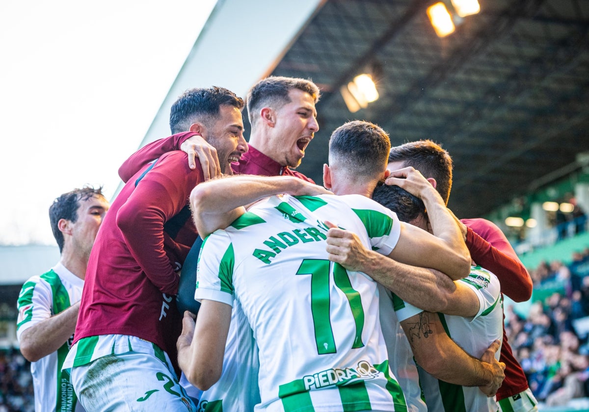 Los jugadores del Córdoba celebran un gol esta temporada en Segunda