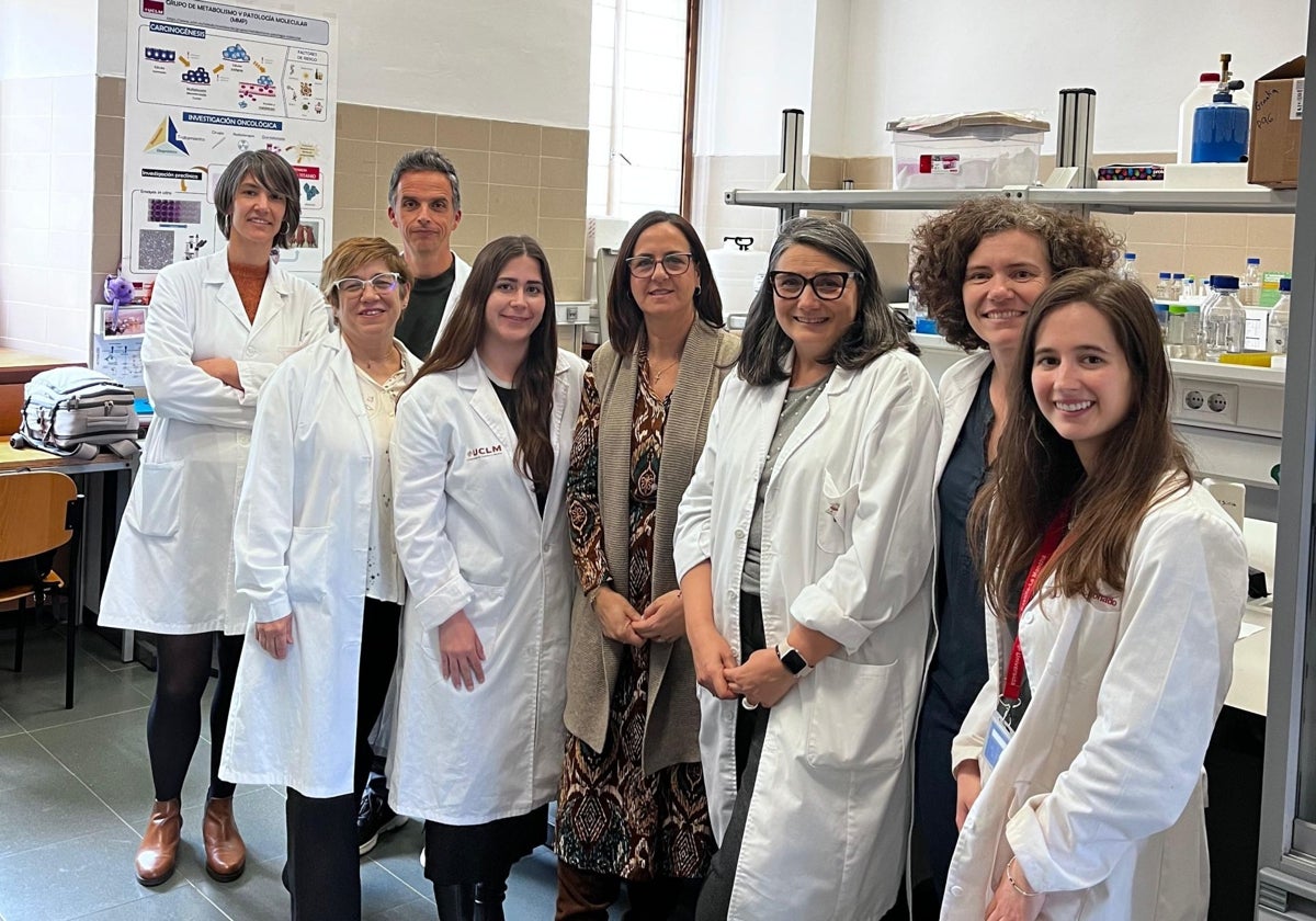 La directora de la Agencia de Investigación e Innovación, Charo Serrano con el equipo investigador que lidera Raúl Calero
