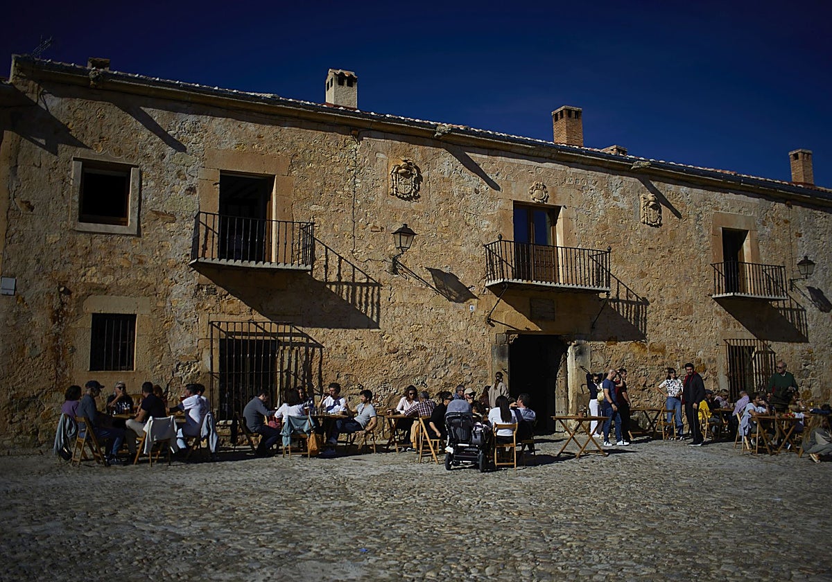 Turistas en la localidad segoviana de Pedraza