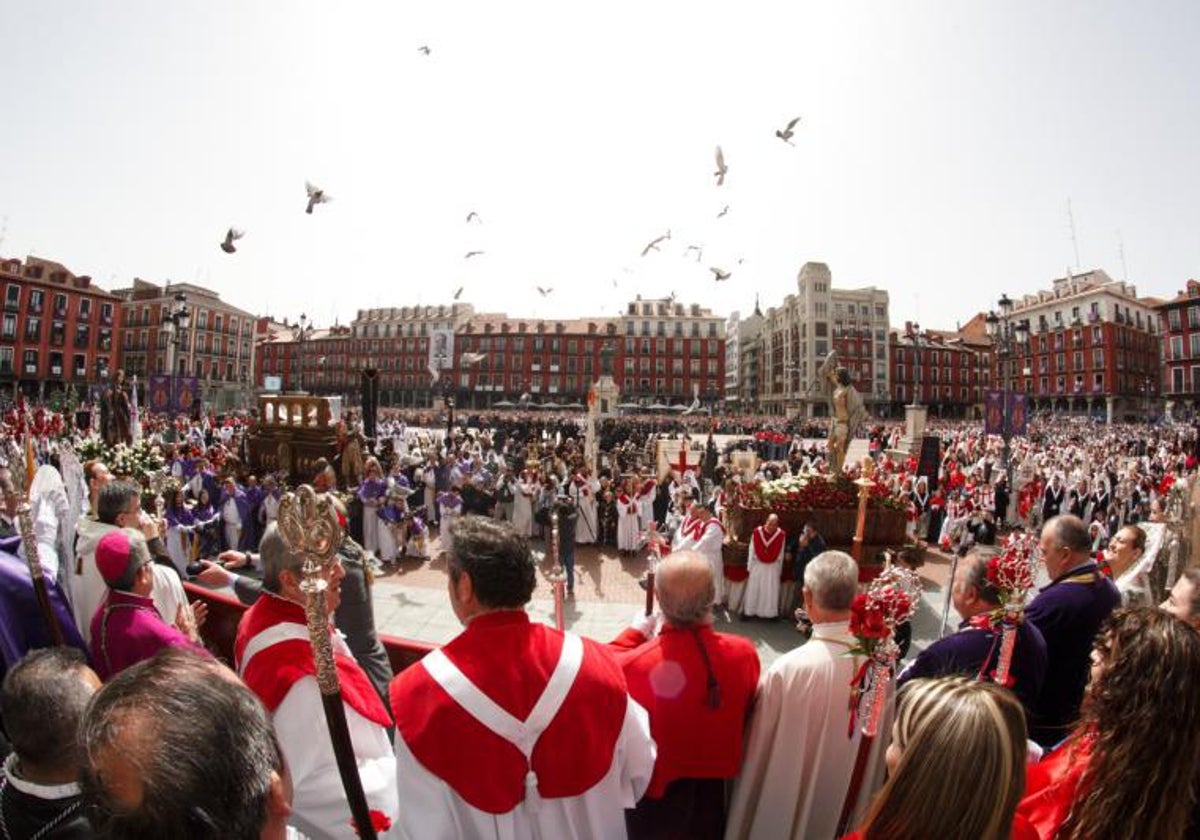 Encuentro del Resucitado con la Virgen de la Alegría en la Plaza Mayor de Valladolid